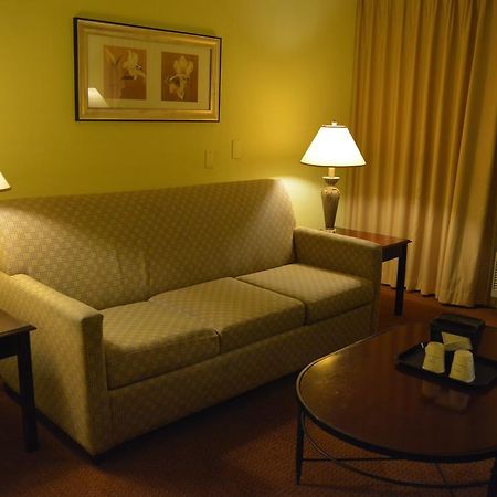 Hotel Ramada By Wyndham Wichita Airport Exterior foto