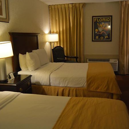 Hotel Ramada By Wyndham Wichita Airport Exterior foto