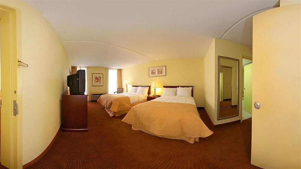 Hotel Ramada By Wyndham Wichita Airport Exterior foto