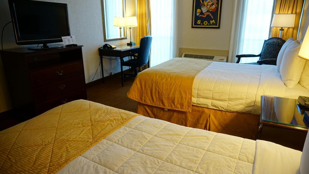 Hotel Ramada By Wyndham Wichita Airport Exterior foto