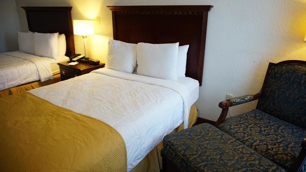 Hotel Ramada By Wyndham Wichita Airport Exterior foto