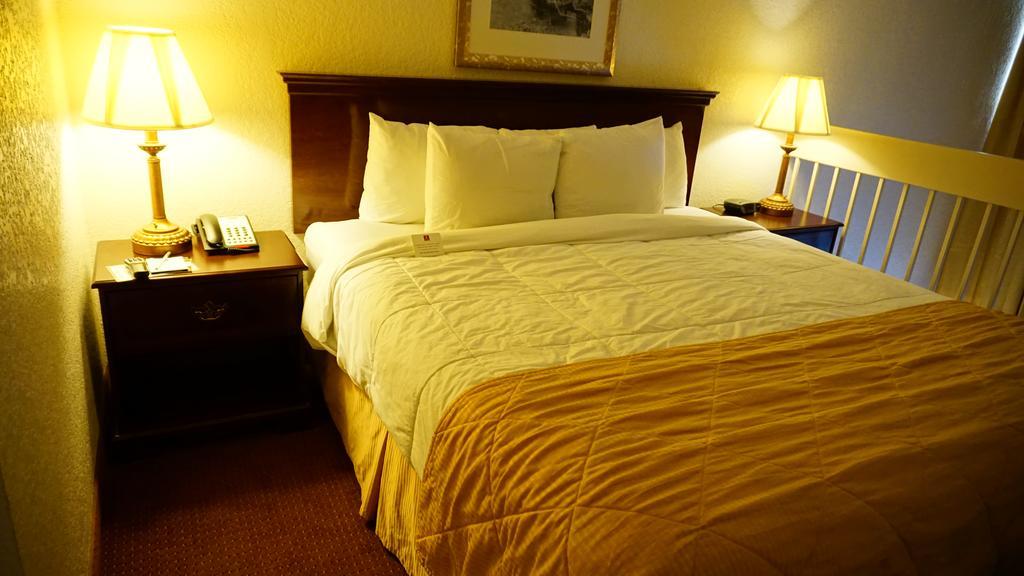 Hotel Ramada By Wyndham Wichita Airport Exterior foto