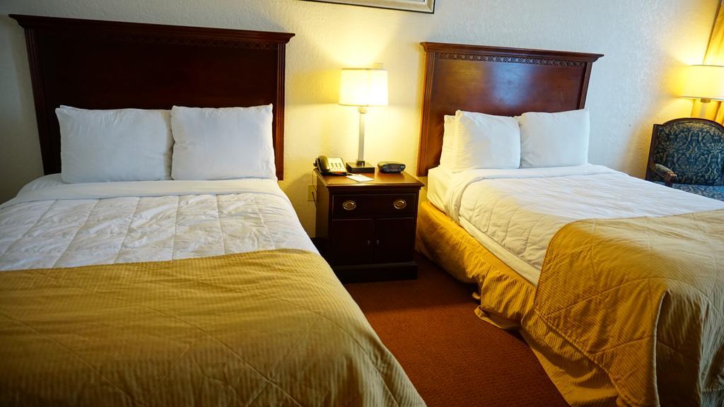 Hotel Ramada By Wyndham Wichita Airport Zimmer foto