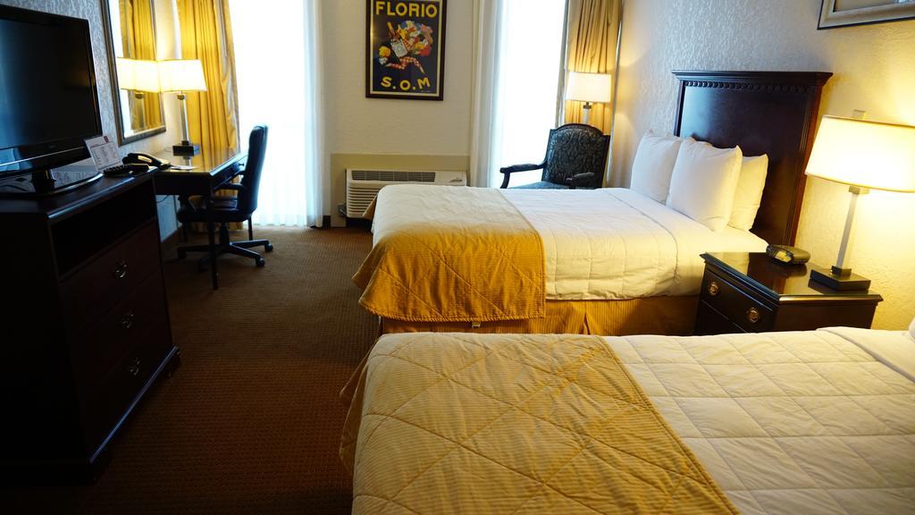 Hotel Ramada By Wyndham Wichita Airport Exterior foto