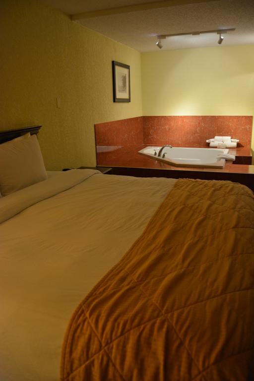 Hotel Ramada By Wyndham Wichita Airport Exterior foto
