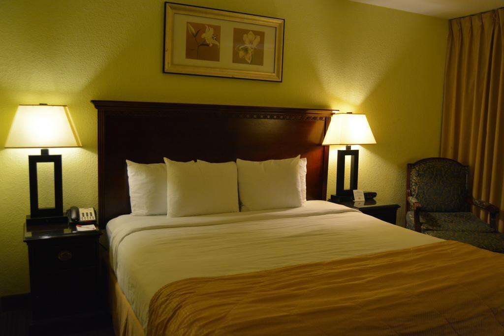 Hotel Ramada By Wyndham Wichita Airport Exterior foto