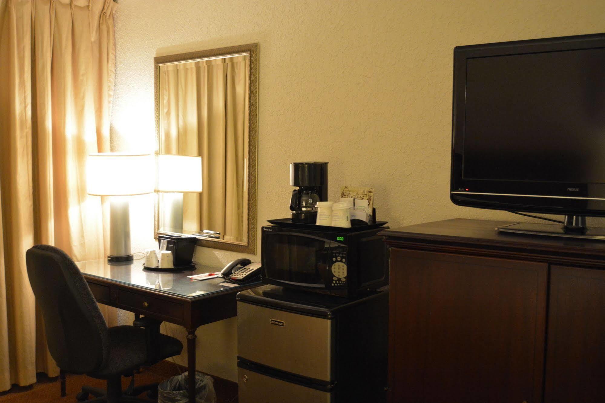 Hotel Ramada By Wyndham Wichita Airport Exterior foto