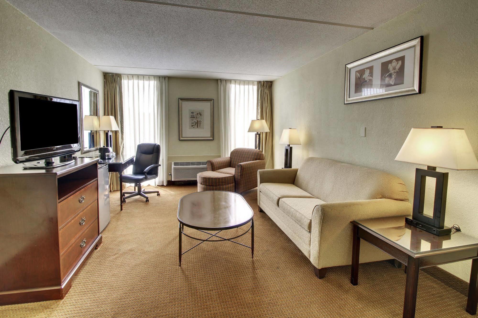 Hotel Ramada By Wyndham Wichita Airport Exterior foto