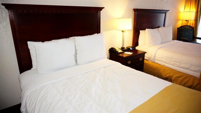 Hotel Ramada By Wyndham Wichita Airport Exterior foto
