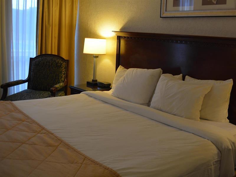 Hotel Ramada By Wyndham Wichita Airport Exterior foto